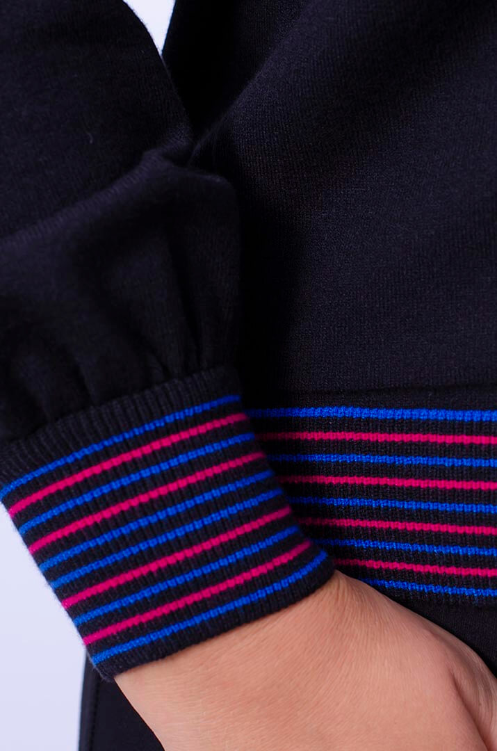 Кофта з яскравими вставками коротка