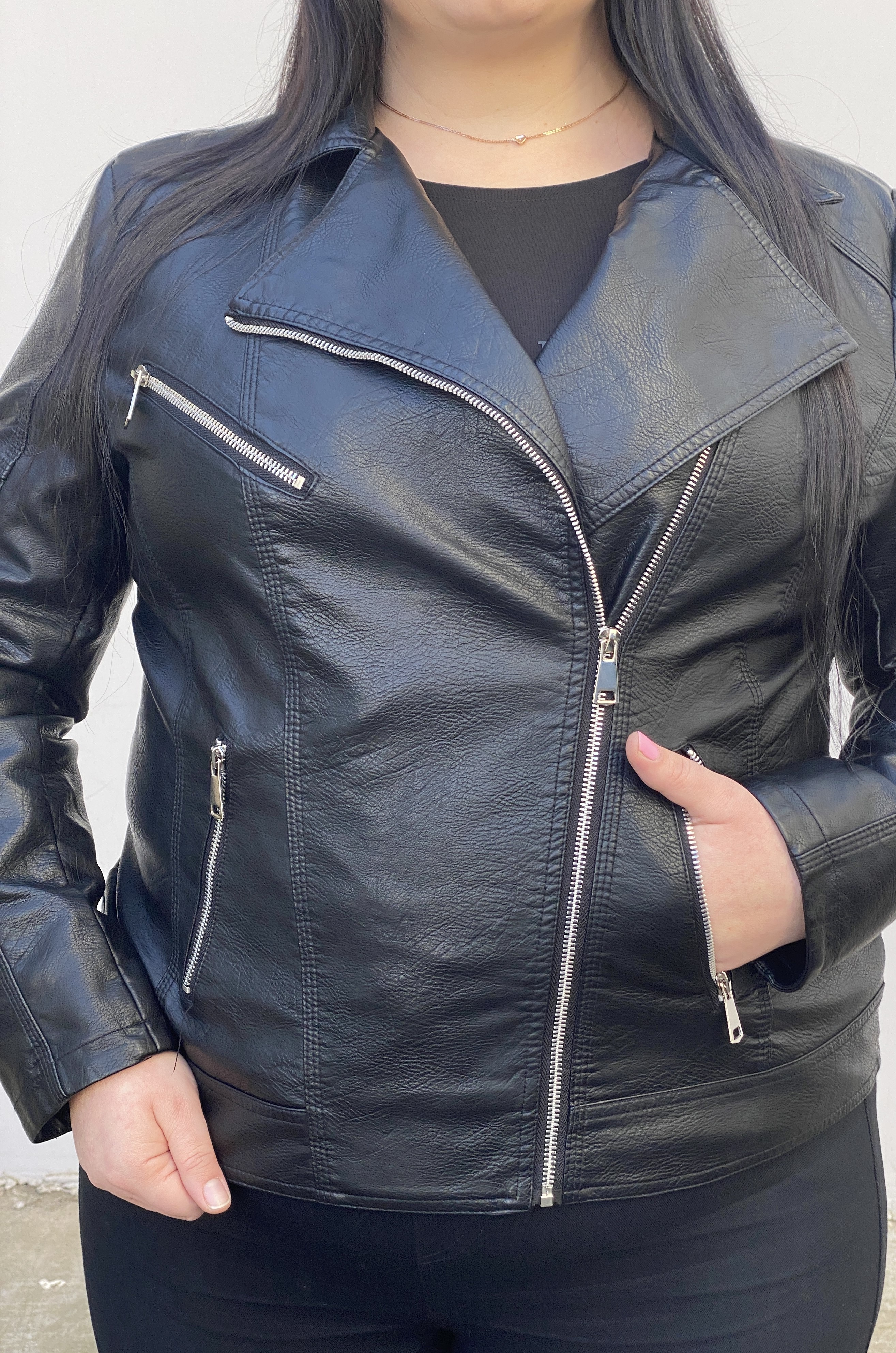 Стильная черная косуха батал