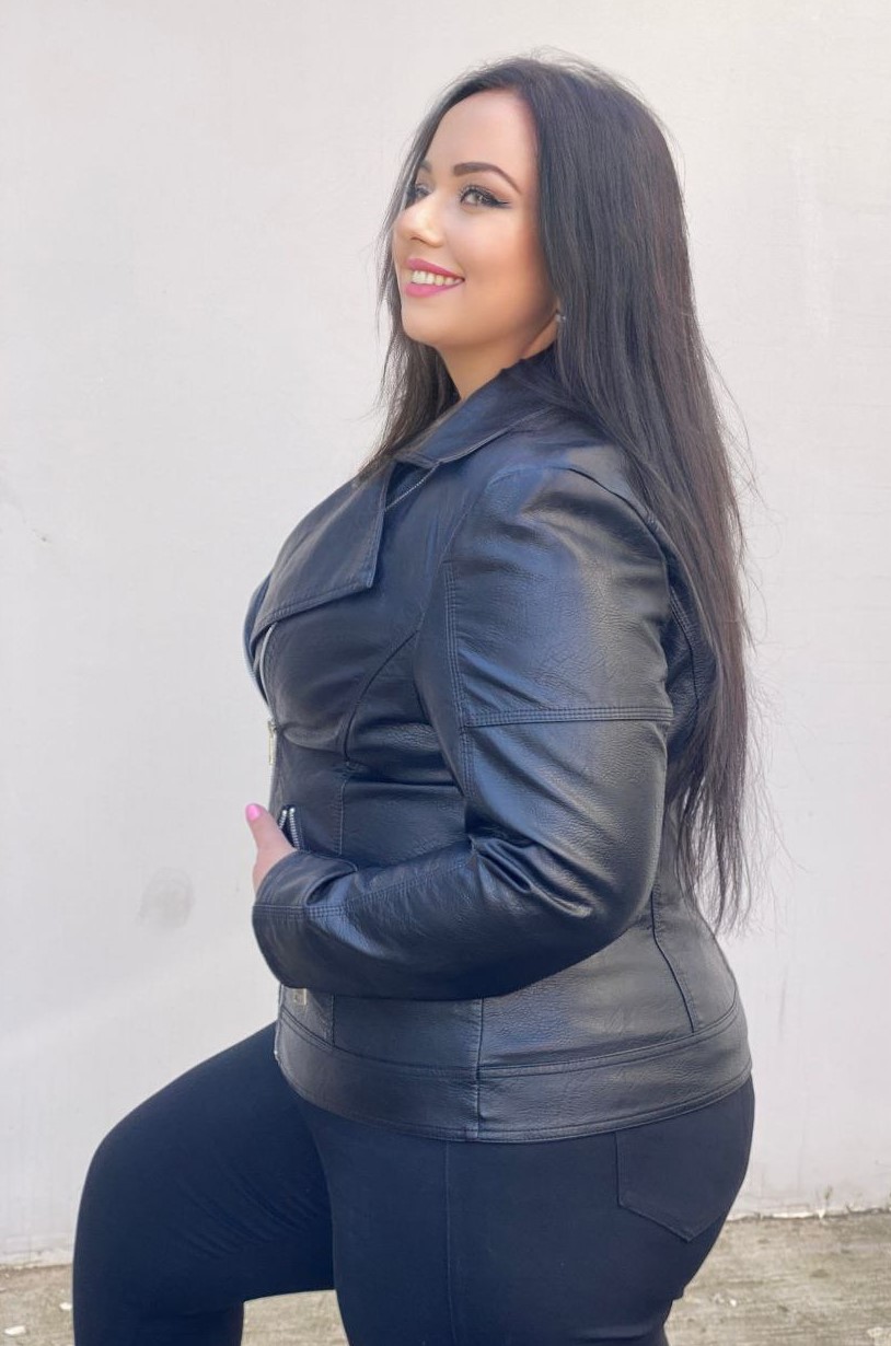 Стильная черная косуха батал