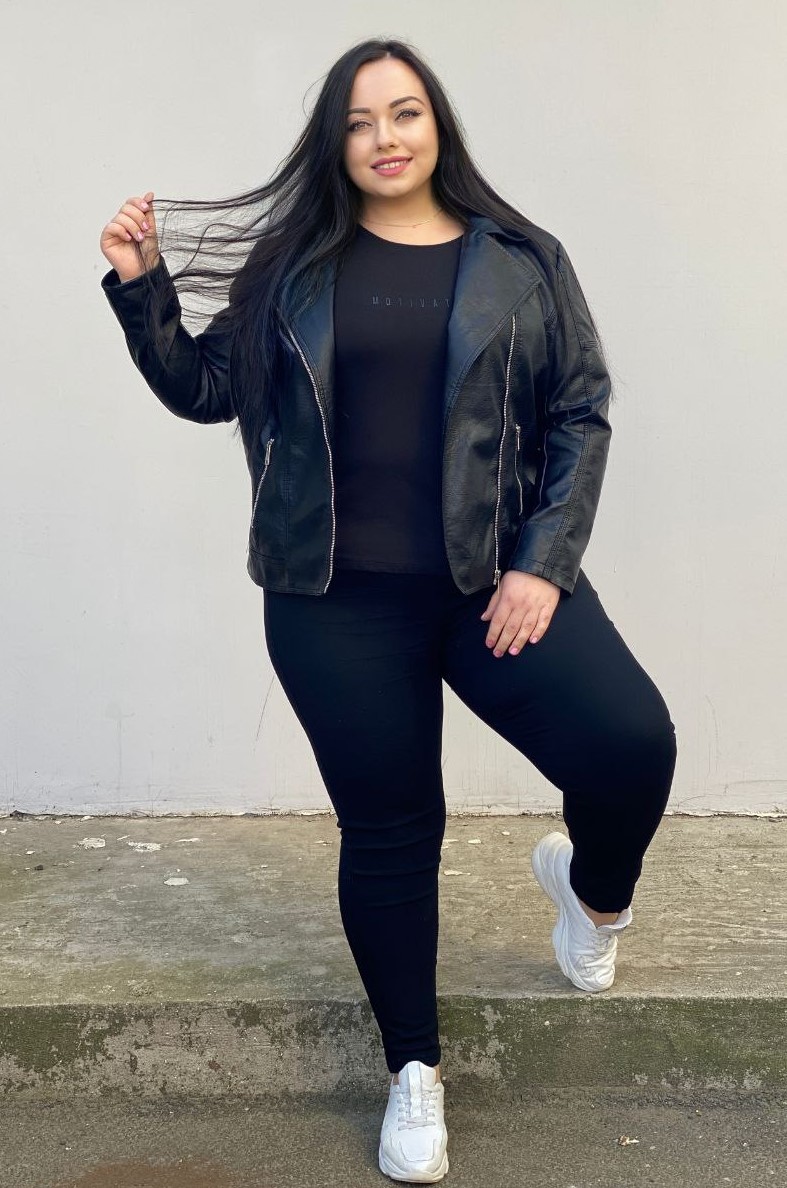 Стильная черная косуха батал