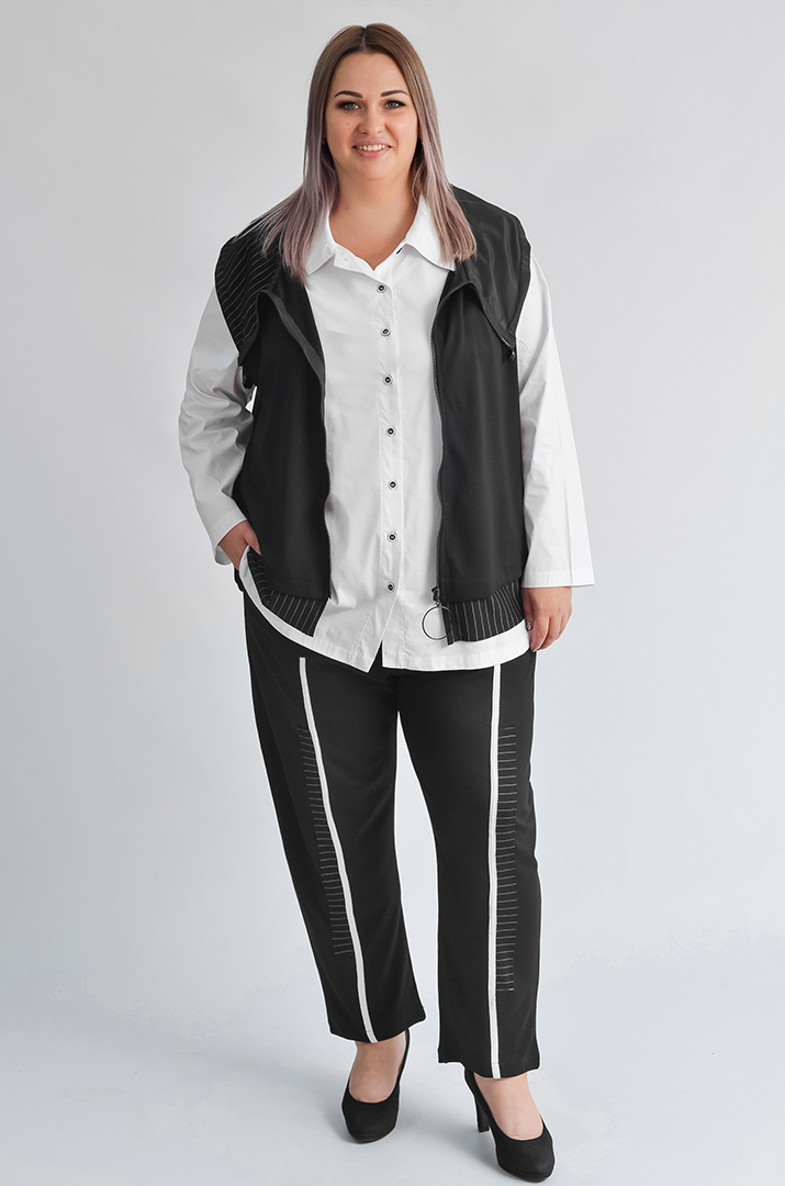 Костюм-трійка з жилеткою на блискавці та смугастими акцентами великих розмірів