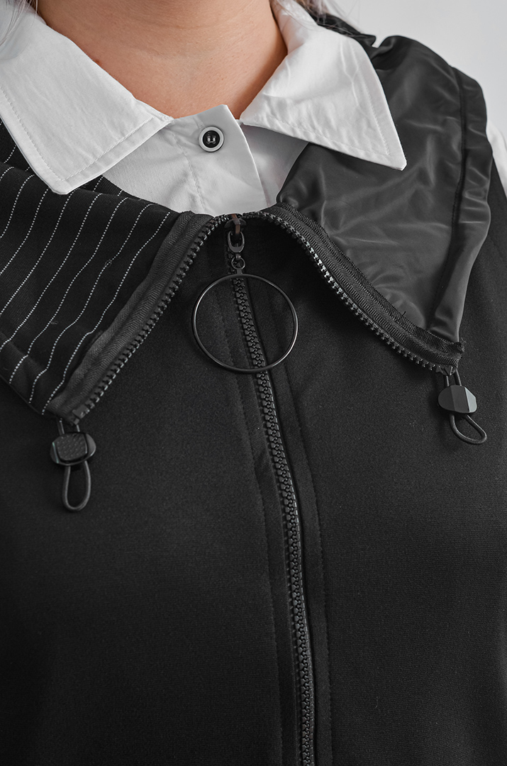 Костюм-трійка з жилеткою на блискавці та смугастими акцентами великих розмірів