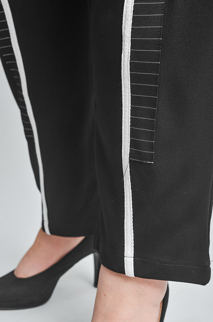 Костюм-трійка з жилеткою на блискавці та смугастими акцентами великих розмірів