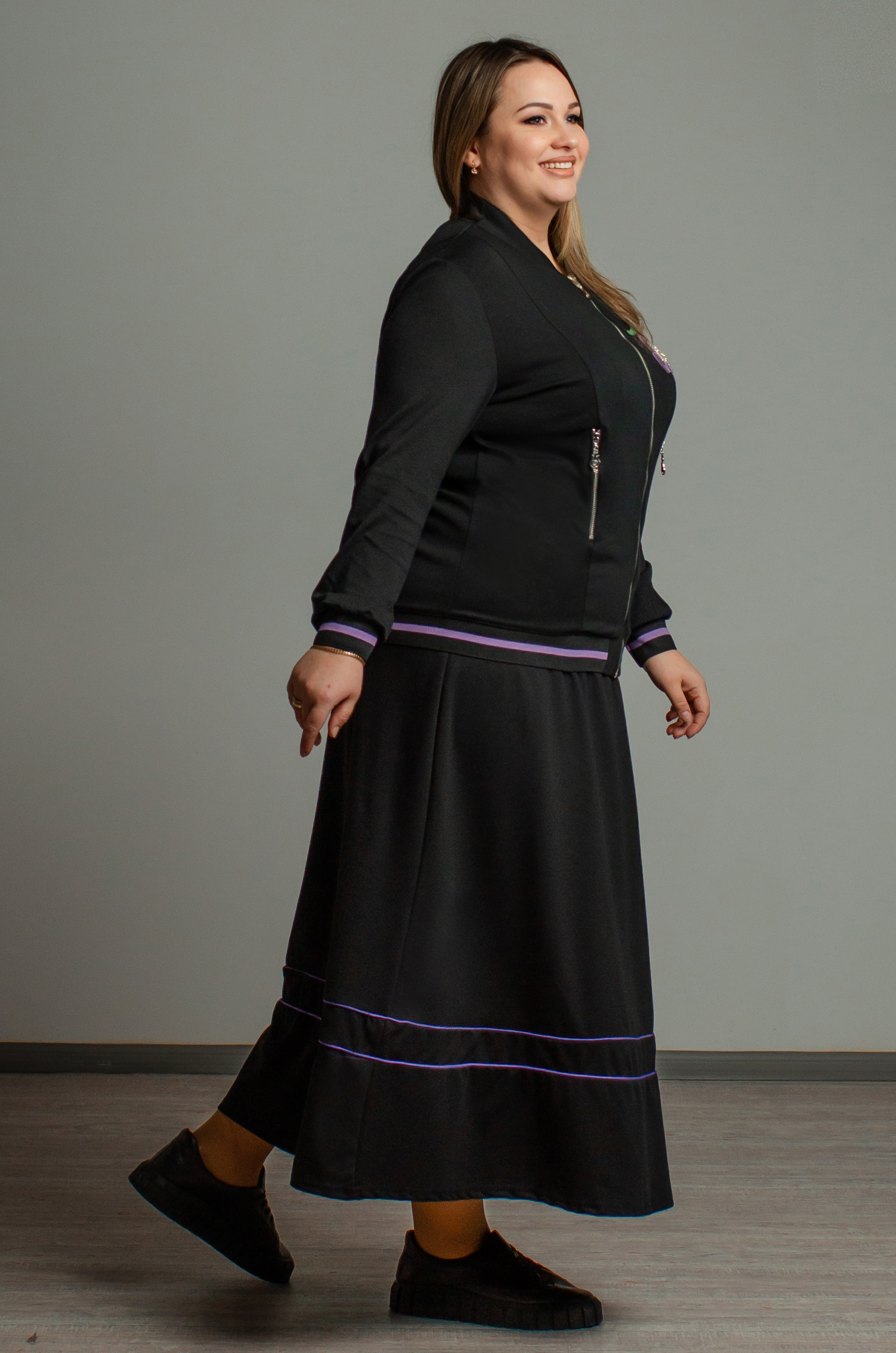 Костюм зі спідницею з вишитими квітами великих розмірів