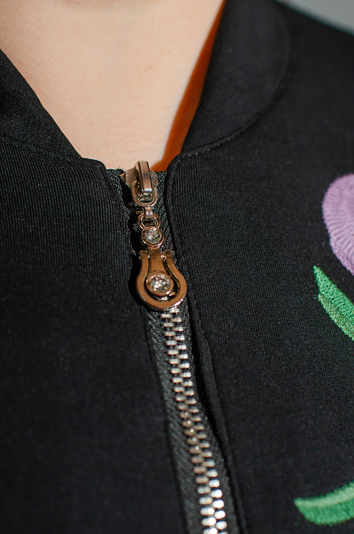 Костюм зі спідницею з вишитими квітами великих розмірів