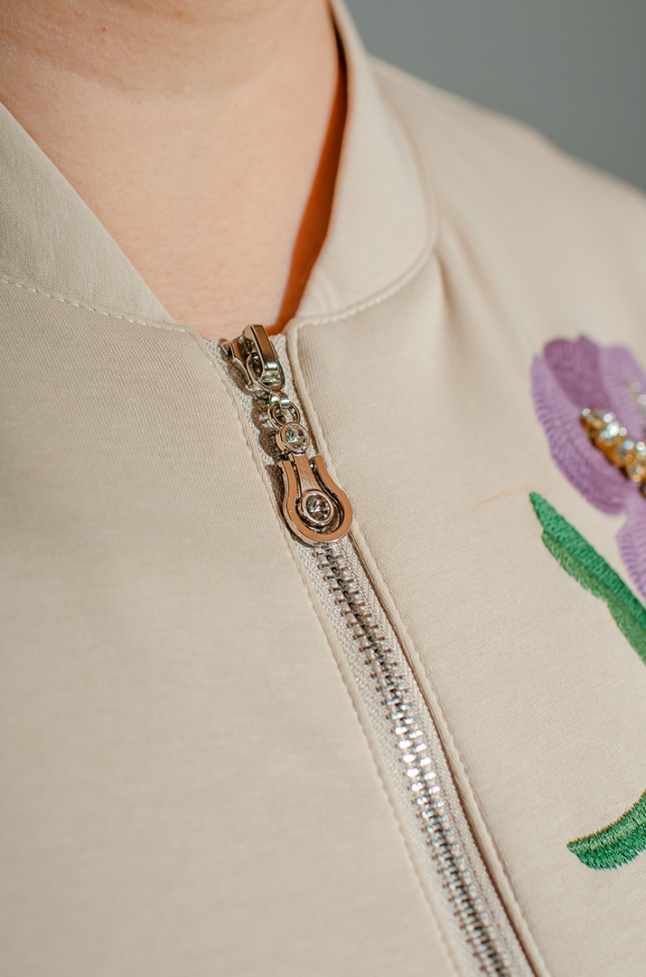 Костюм зі спідницею з вишитими квітами великих розмірів