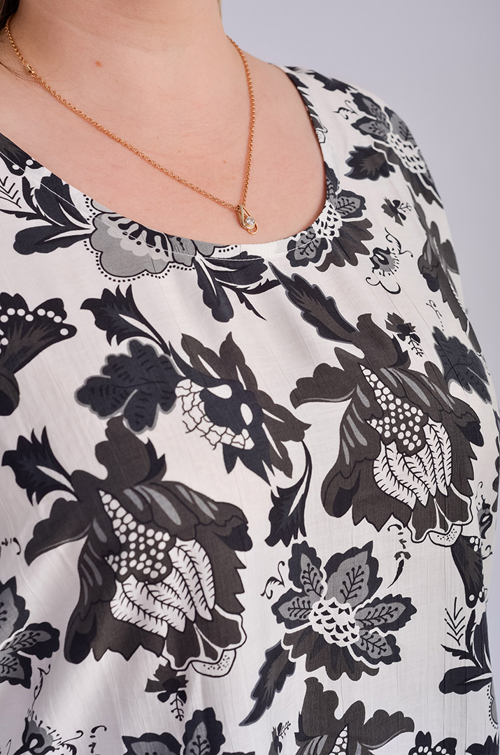 Лляний костюм з брюками у квітковий принт великих розмірів