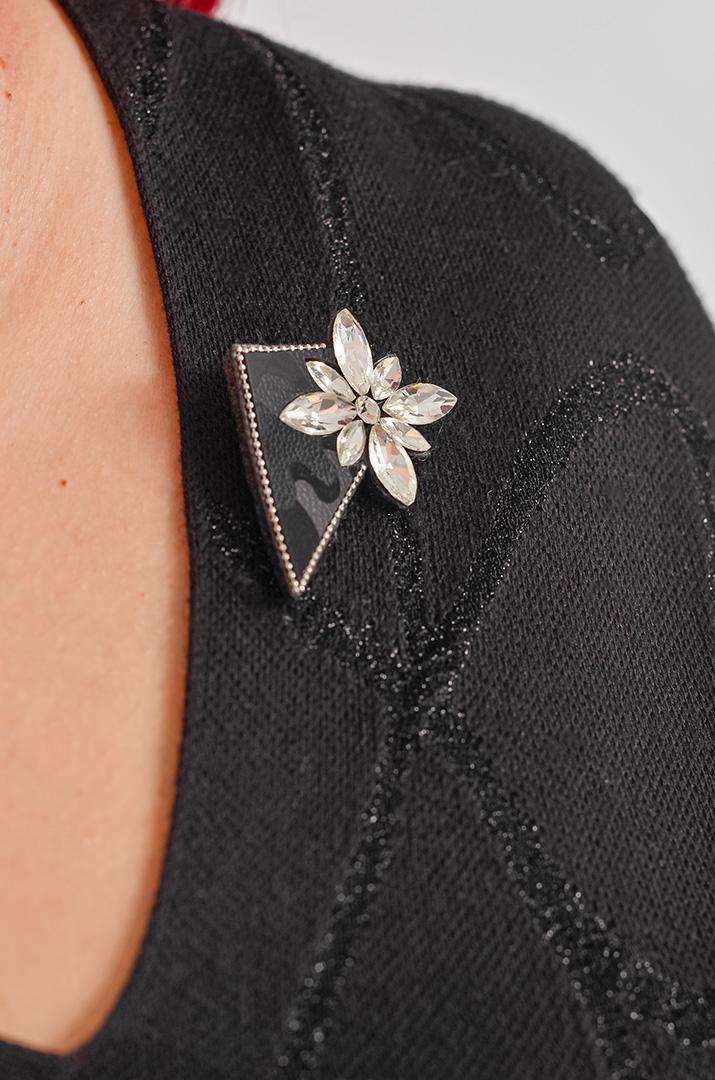 Костюм зі спідницею з люрексовим блиском та прикрасою великих розмірів