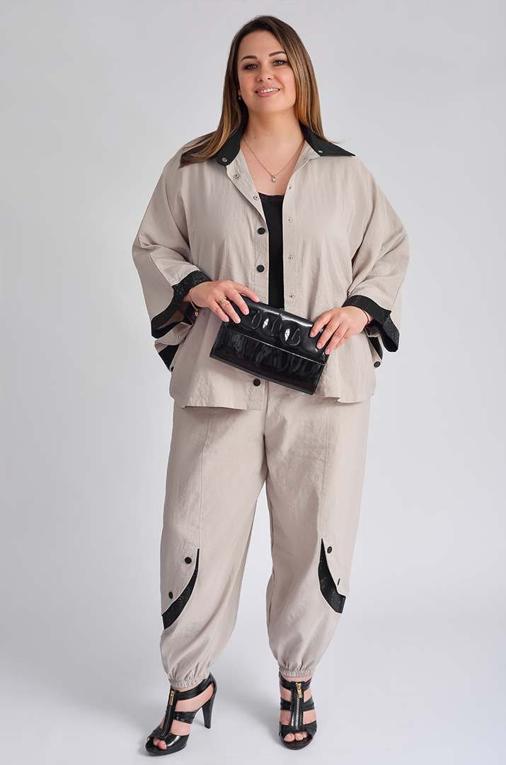 Костюм з брюками на кнопках зі стразами великих розмірів