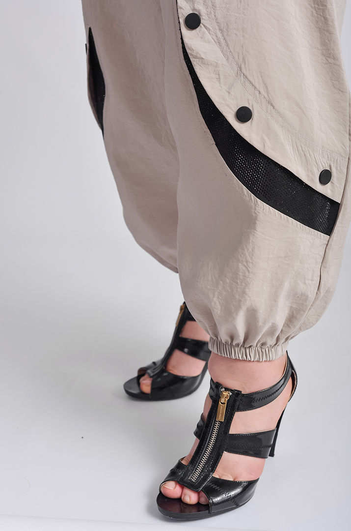 Костюм з брюками на кнопках зі стразами великих розмірів