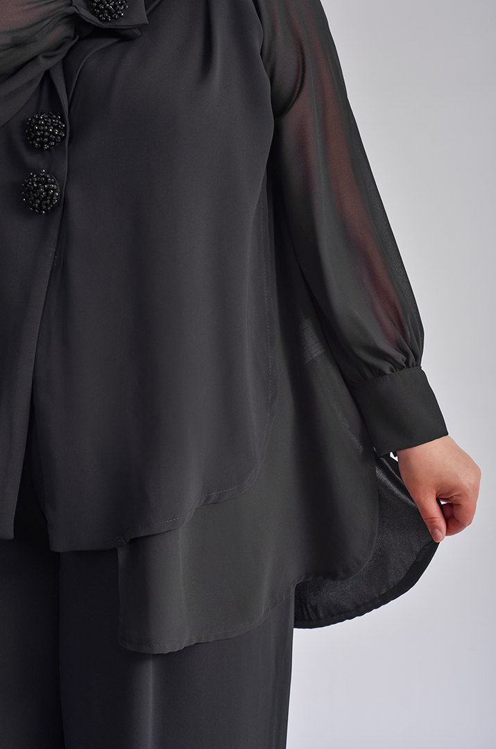 Брючний костюм з ефектними кнопками-застібками великих розмірів