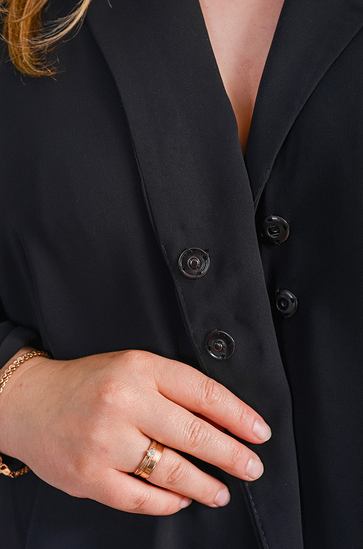 Брючний костюм з ефектними кнопками-застібками великих розмірів