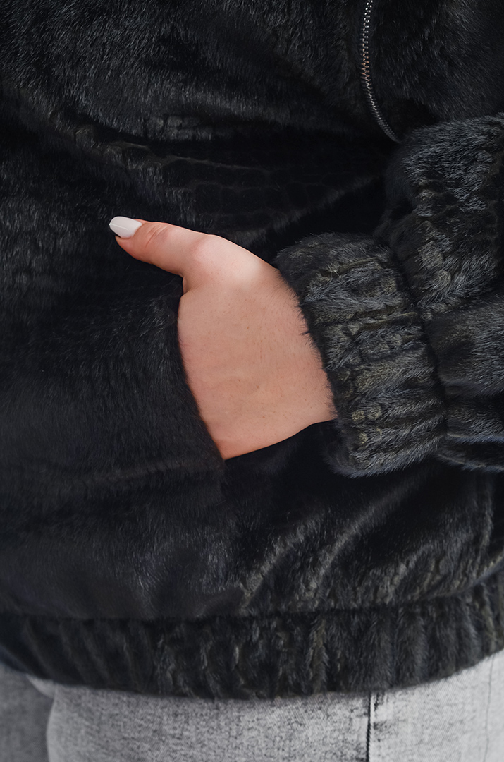Чорна косуха з екохутра з відстібними рукавами великих розмірів