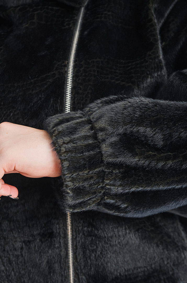 Чорна косуха з екохутра з відстібними рукавами великих розмірів