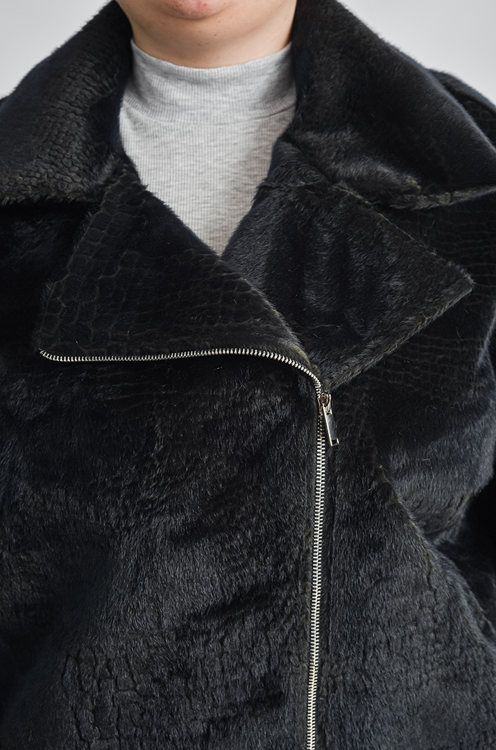 Чорна косуха з екохутра з відстібними рукавами великих розмірів