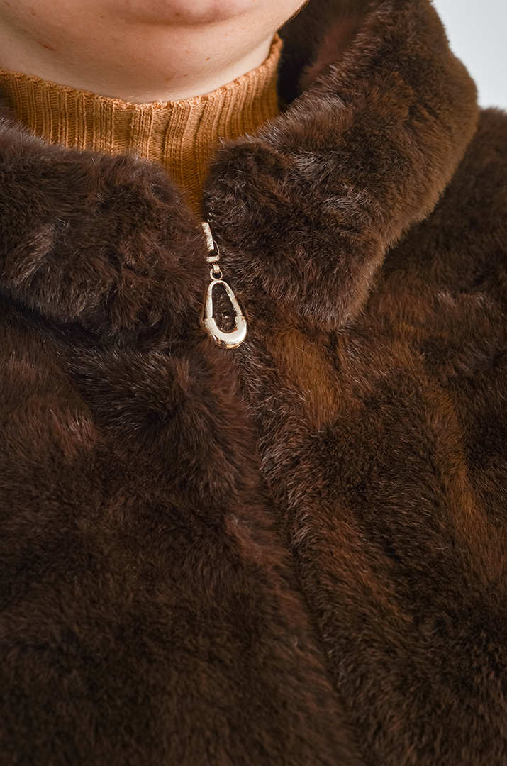 Шуба з екохутра прямого крою з капюшоном великих розмірів