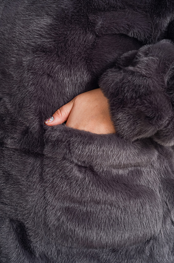 Шуба з екохутра прямого крою з капюшоном великих розмірів