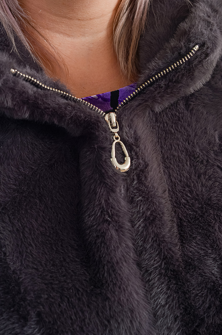 Шуба з екохутра прямого крою з капюшоном великих розмірів