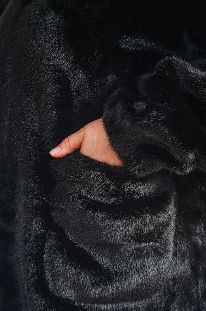 Шуба з екохутра прямого крою з капюшоном великих розмірів