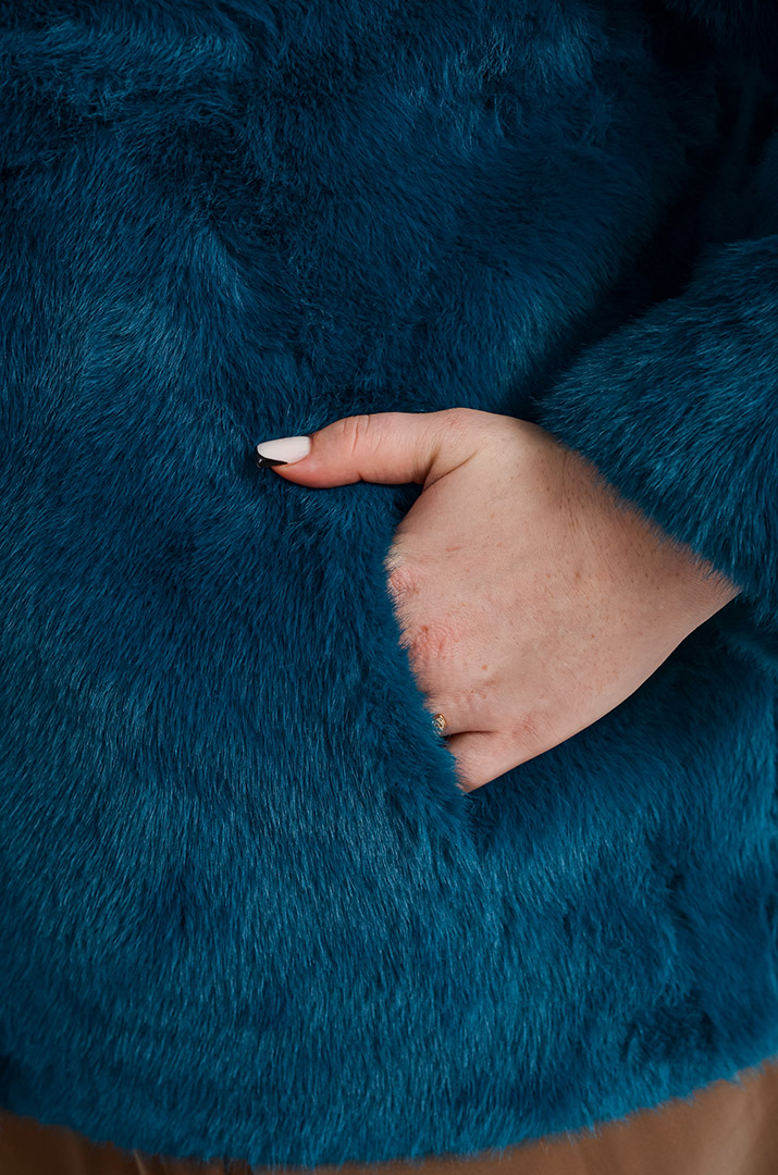 Шуба із екохутра з відкладним коміром великих розмірів