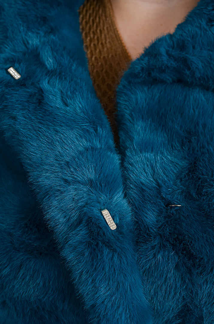 Шуба із екохутра з відкладним коміром великих розмірів