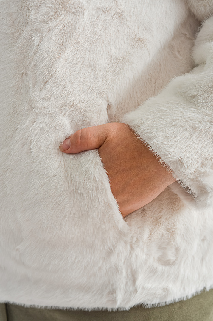 Шуба із екохутра з відкладним коміром великих розмірів