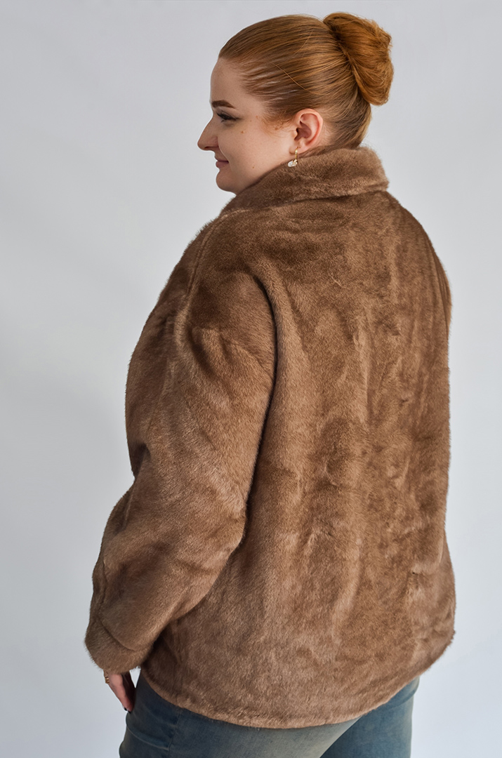 Шуба із екохутра з відкладним коміром великих розмірів