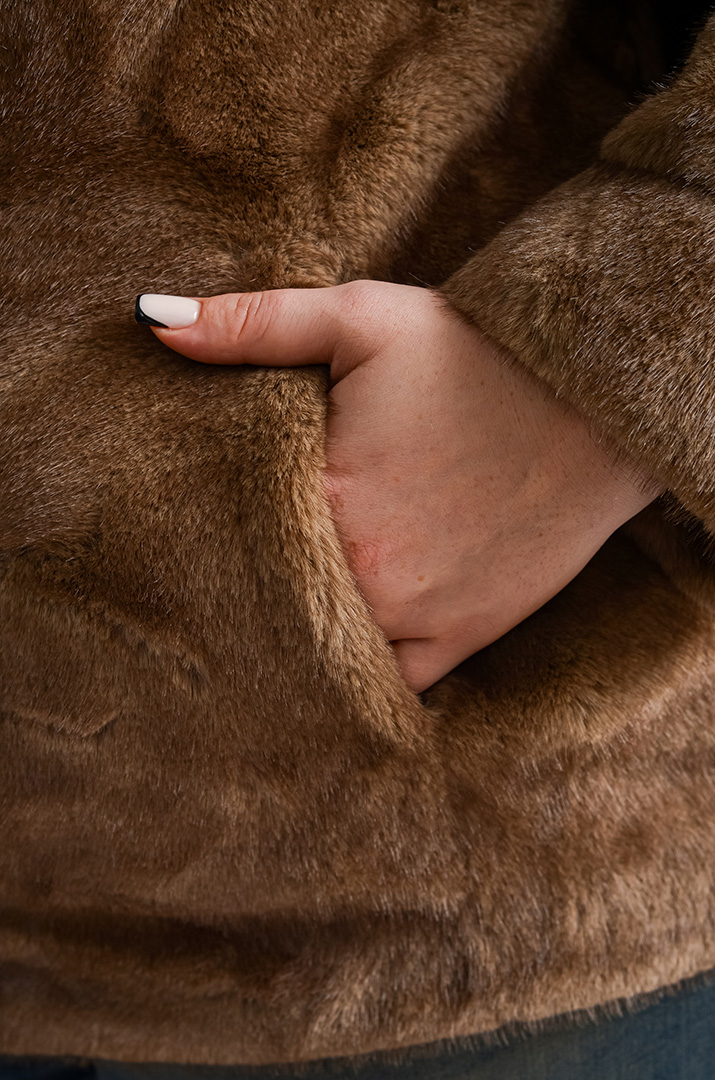 Шуба із екохутра з відкладним коміром великих розмірів