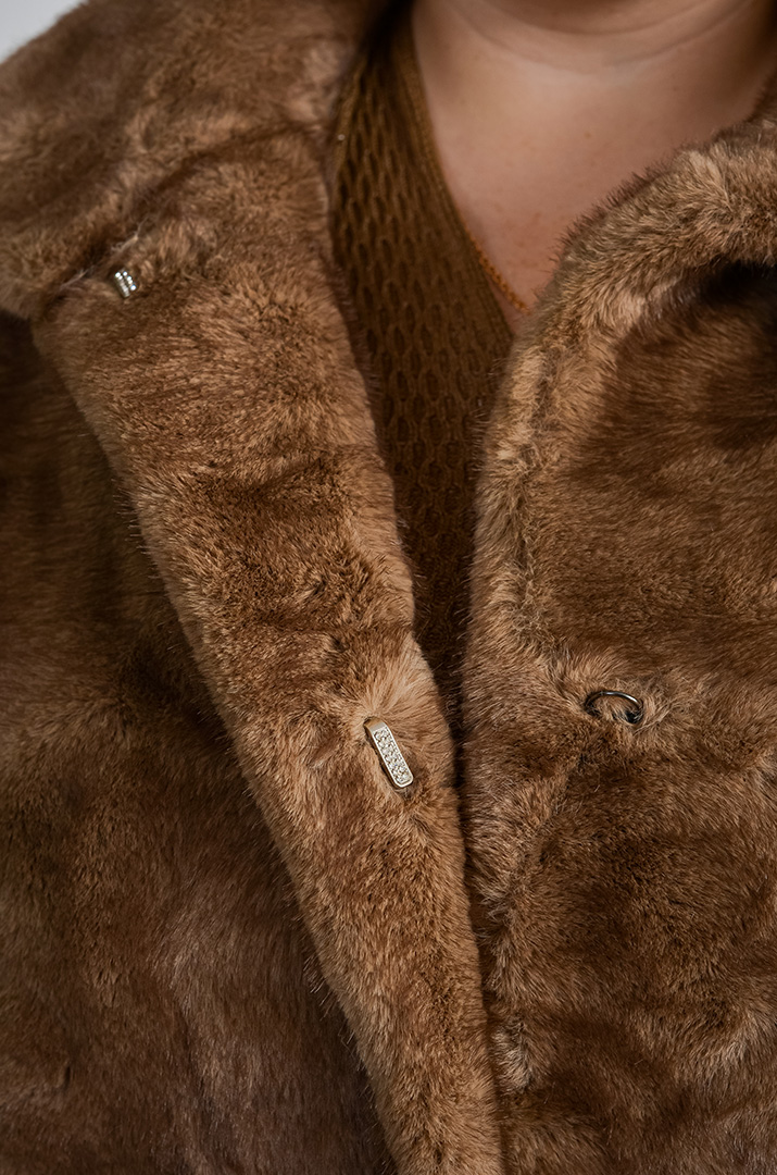 Шуба із екохутра з відкладним коміром великих розмірів