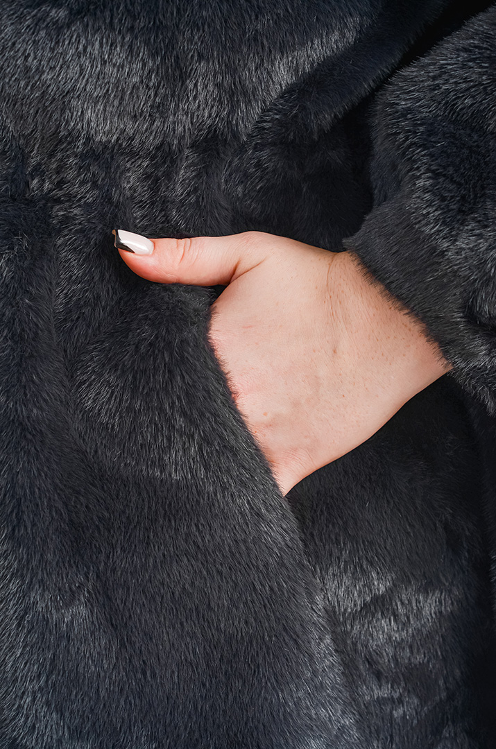 Коротка шуба з куліскою на талії з екохутра великих розмірів