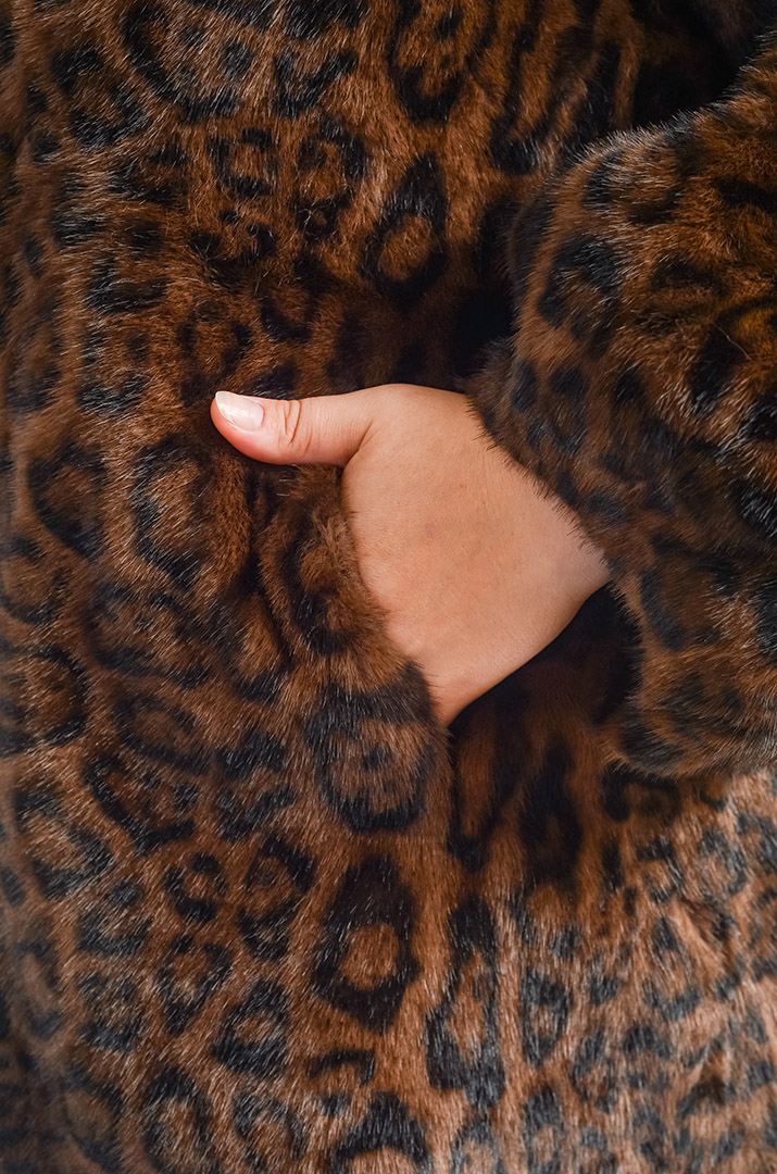 Коротка шуба з куліскою на талії з екохутра великих розмірів