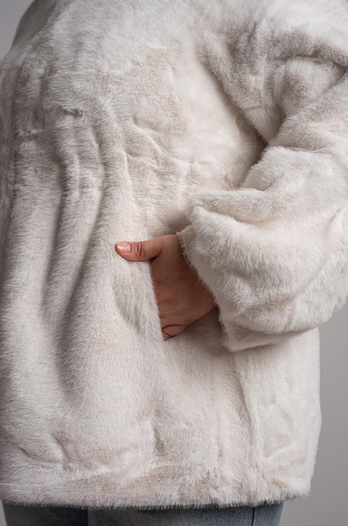 Коротка шуба з куліскою на талії з екохутра великих розмірів