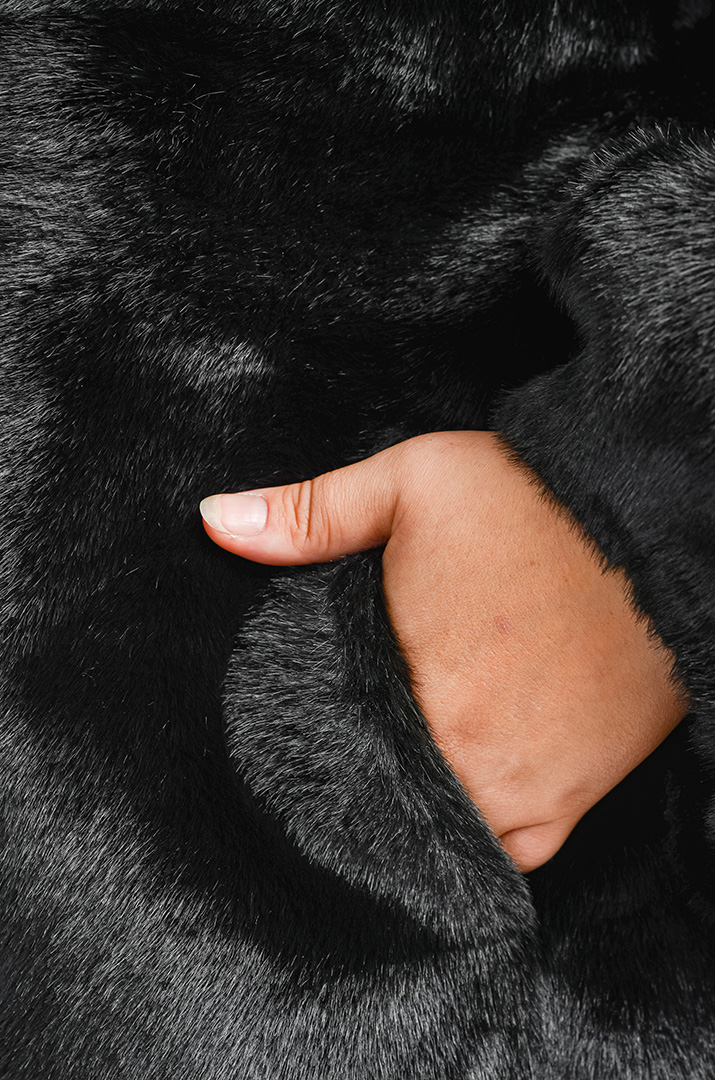 Коротка шуба з куліскою на талії з екохутра великих розмірів