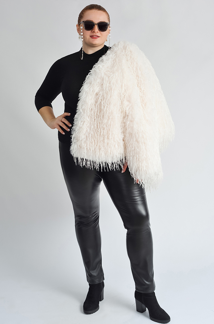 Кожушок в молочному відтінку з фактурним екохутром великих розмірів