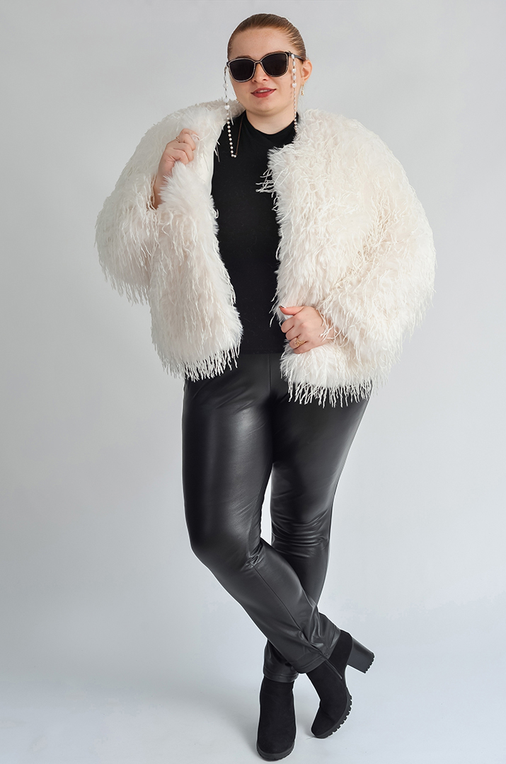 Кожушок в молочному відтінку з фактурним екохутром великих розмірів