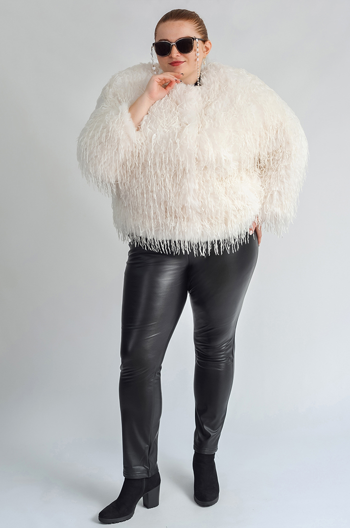 Кожушок в молочному відтінку з фактурним екохутром великих розмірів