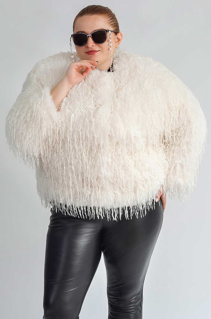 Кожушок в молочному відтінку з фактурним екохутром великих розмірів