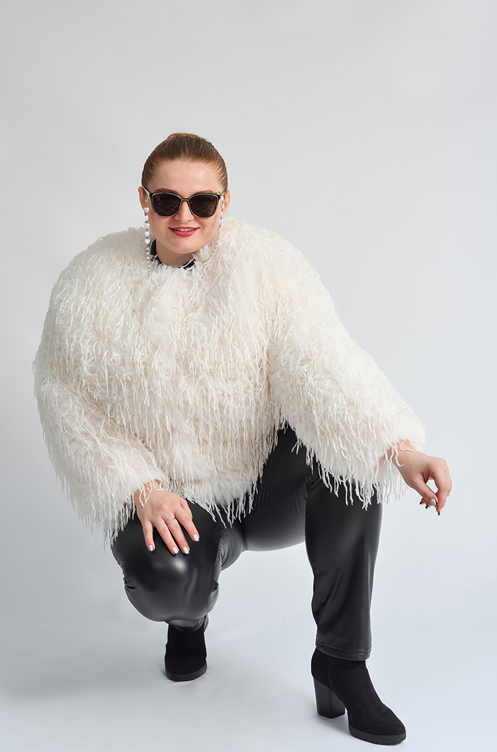 Кожушок в молочному відтінку з фактурним екохутром великих розмірів