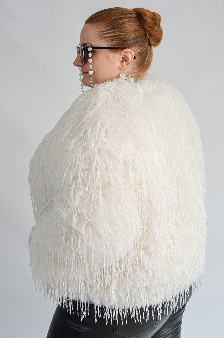 Кожушок в молочному відтінку з фактурним екохутром великих розмірів
