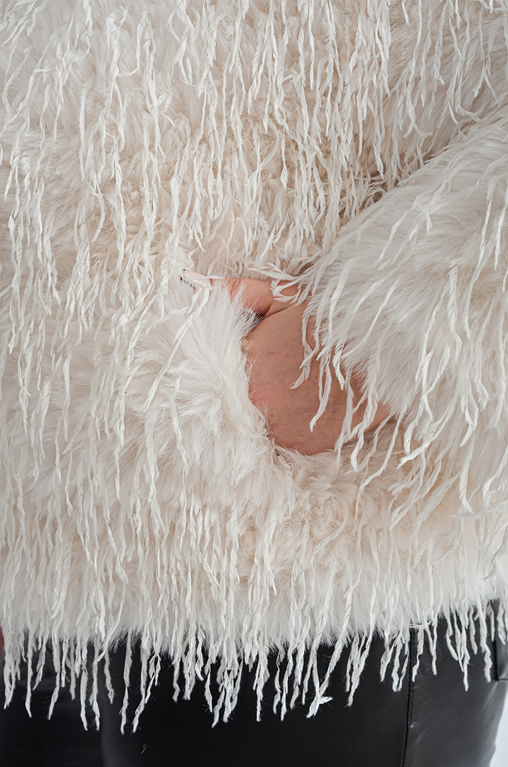 Кожушок в молочному відтінку з фактурним екохутром великих розмірів