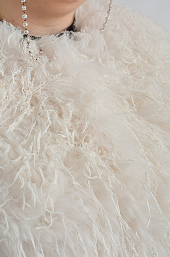 Кожушок в молочному відтінку з фактурним екохутром великих розмірів