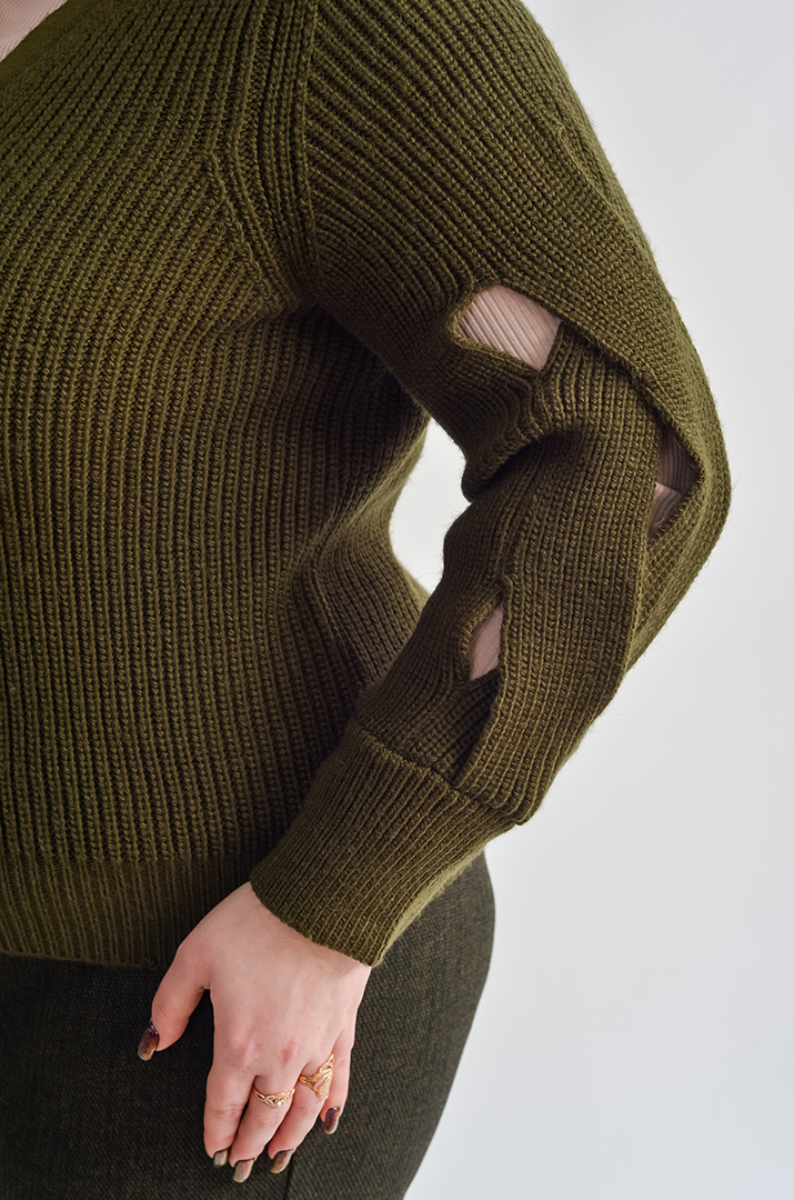 Кофта коротка з фактурними рукавами великих розмірів