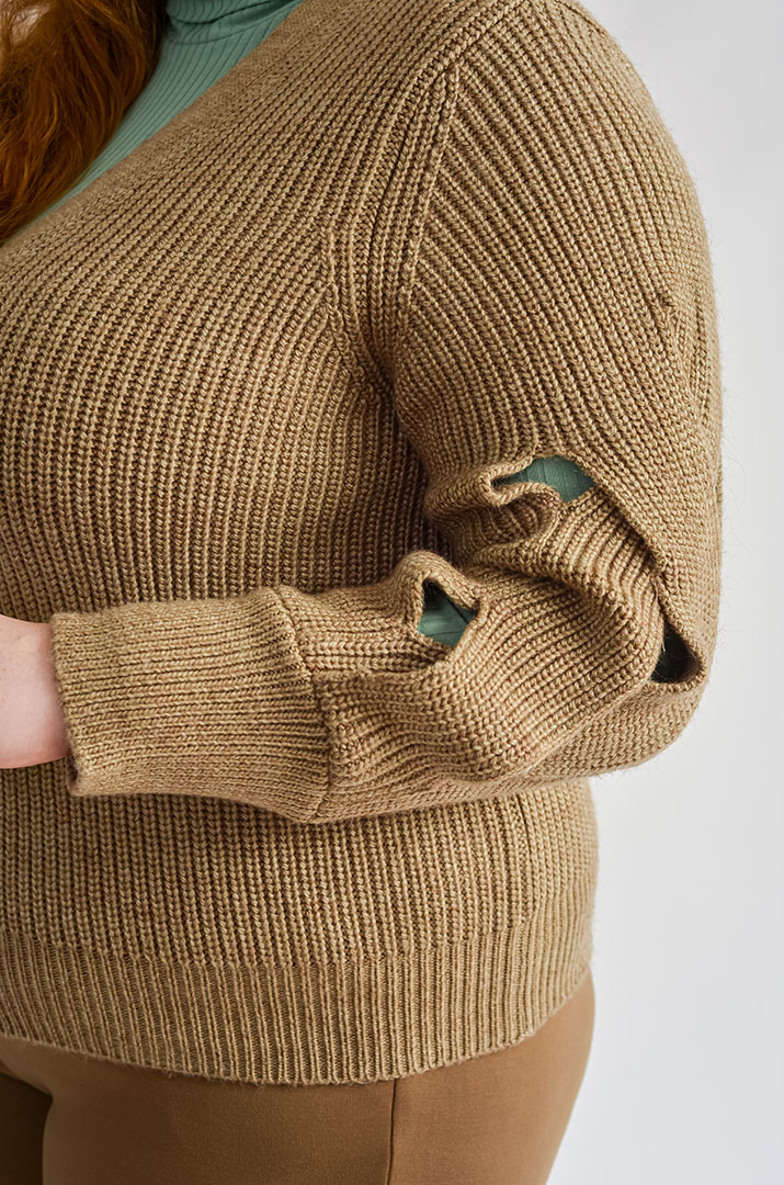 Кофта коротка з фактурними рукавами великих розмірів