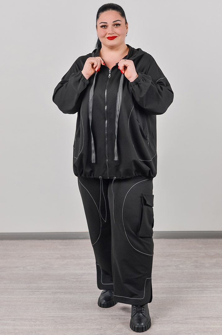 Черный прогулочный костюм с контрастными контурными строчками больших размеров