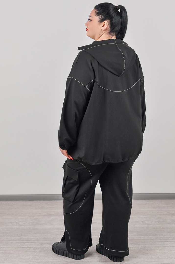 Черный прогулочный костюм с контрастными контурными строчками больших размеров