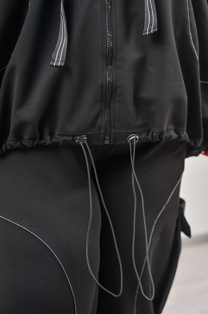 Черный прогулочный костюм с контрастными контурными строчками больших размеров