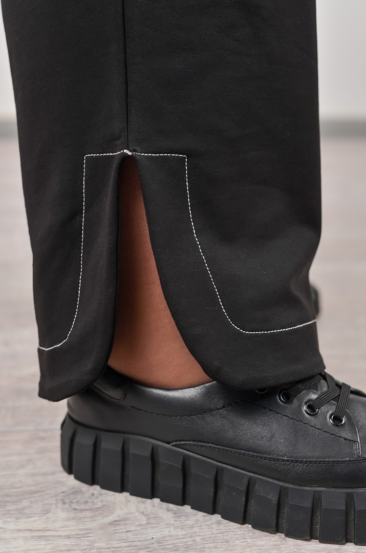 Черный прогулочный костюм с контрастными контурными строчками больших размеров