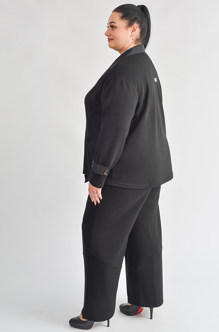 Костюм с жакетом и брюками черного цвета больших размеров