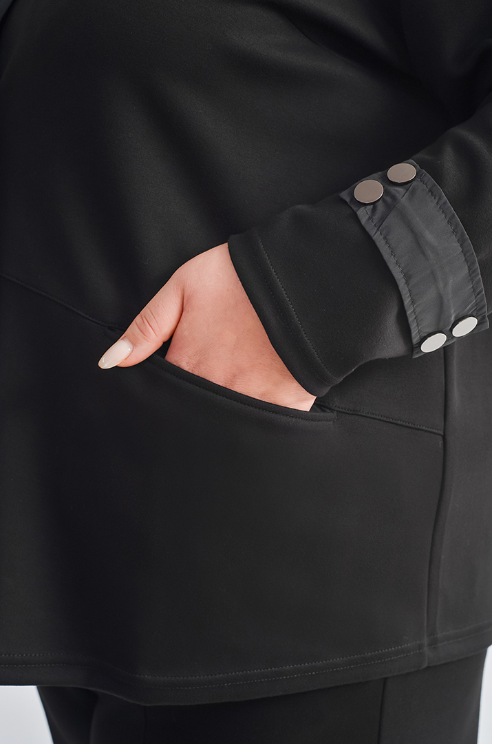 Костюм с жакетом и брюками черного цвета больших размеров