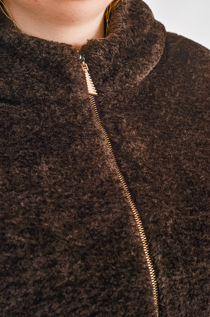 Кожушок на блискавці з капюшоном великих розмірів